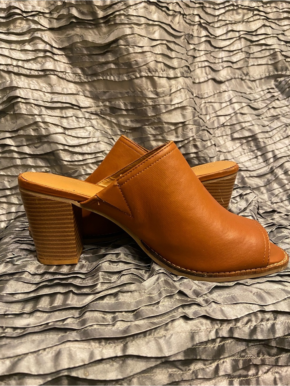 Old Navy Tan Open-Toe Slide Mules - Picture 3 of 12